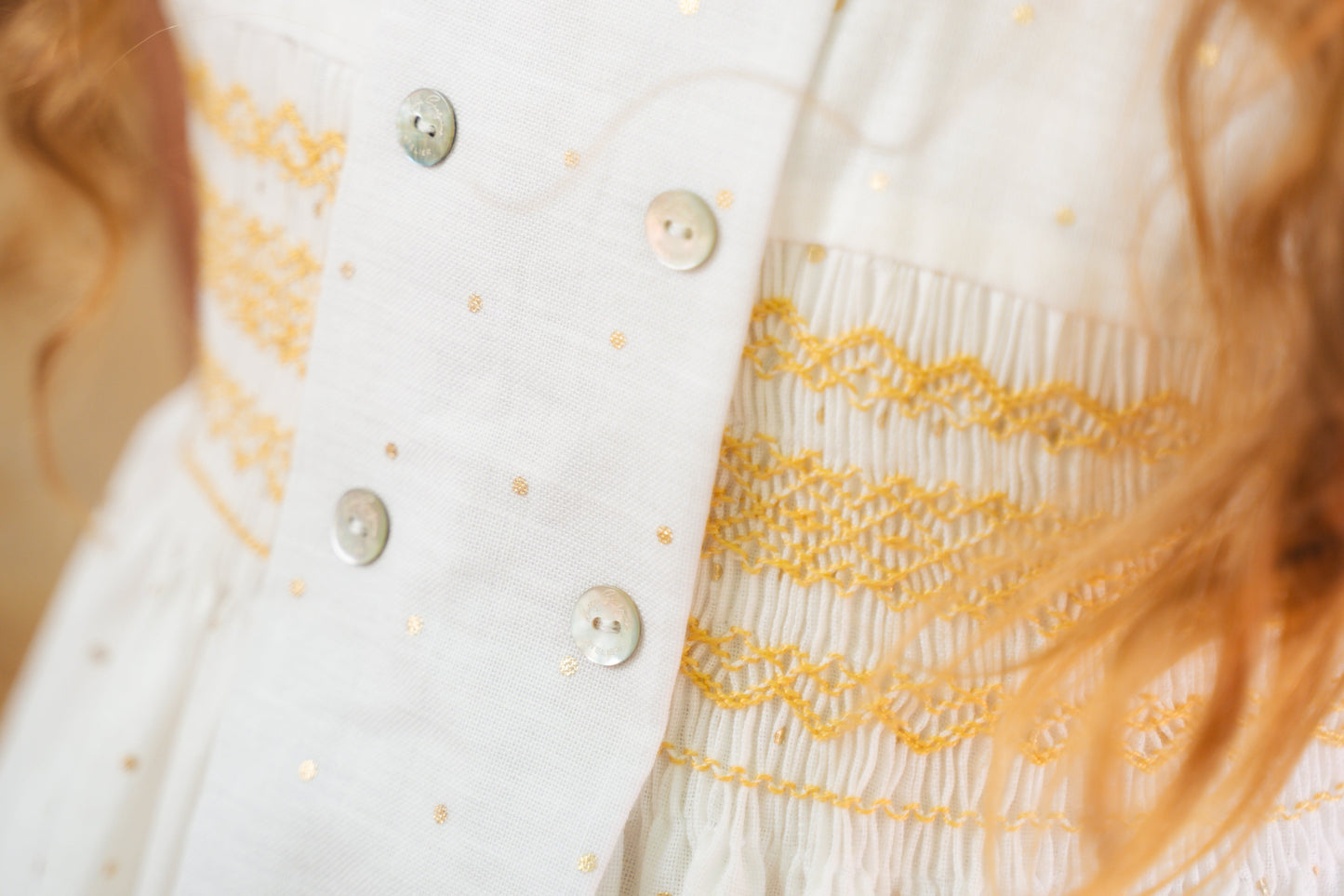 VESTIDO SMOCK DORADO