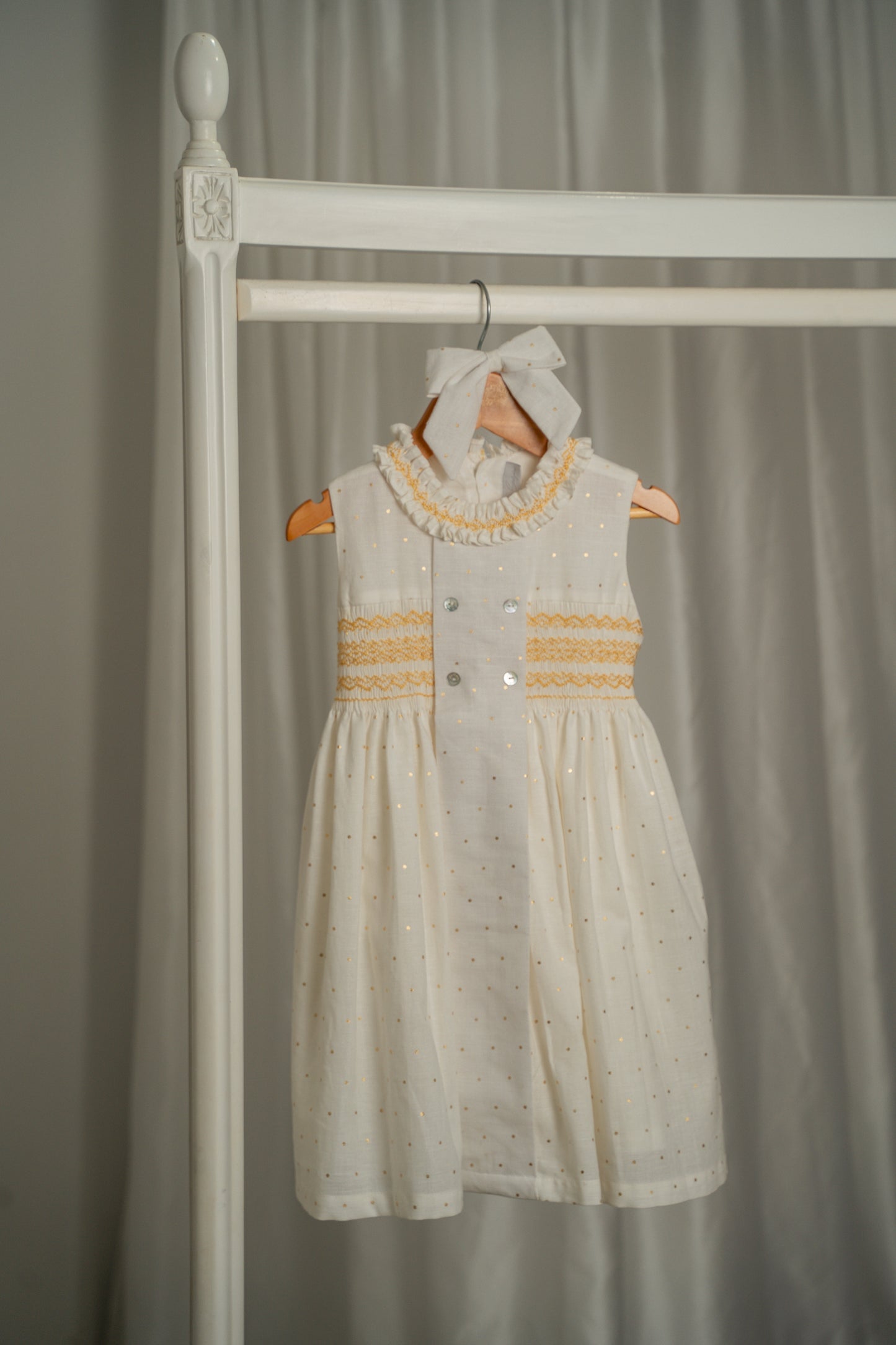 VESTIDO SMOCK DORADO