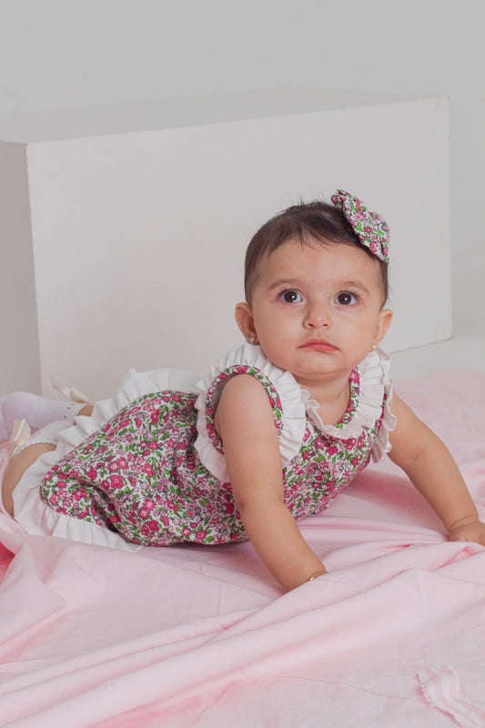 Vestido estampado con volantes blancos